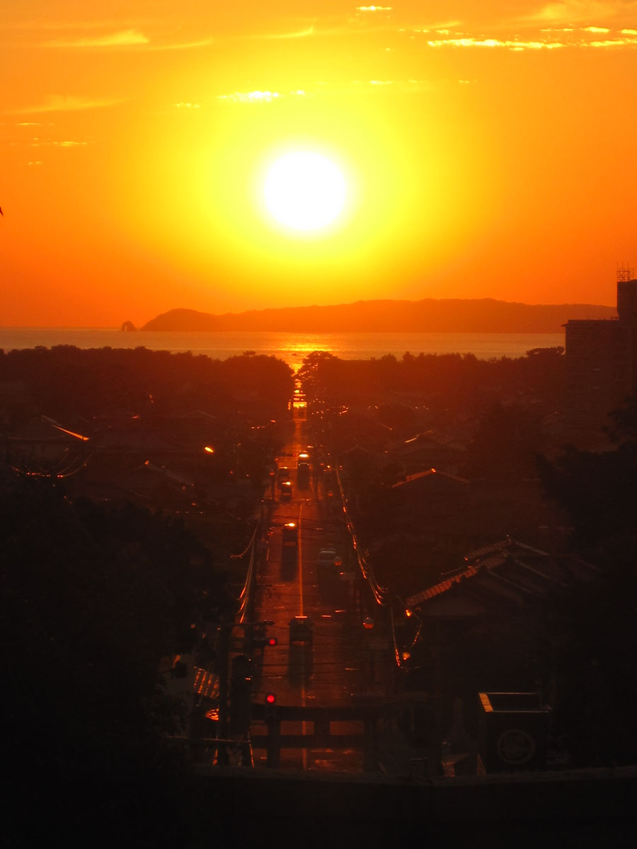 宮地嶽神社参道からの夕日　（福津市）